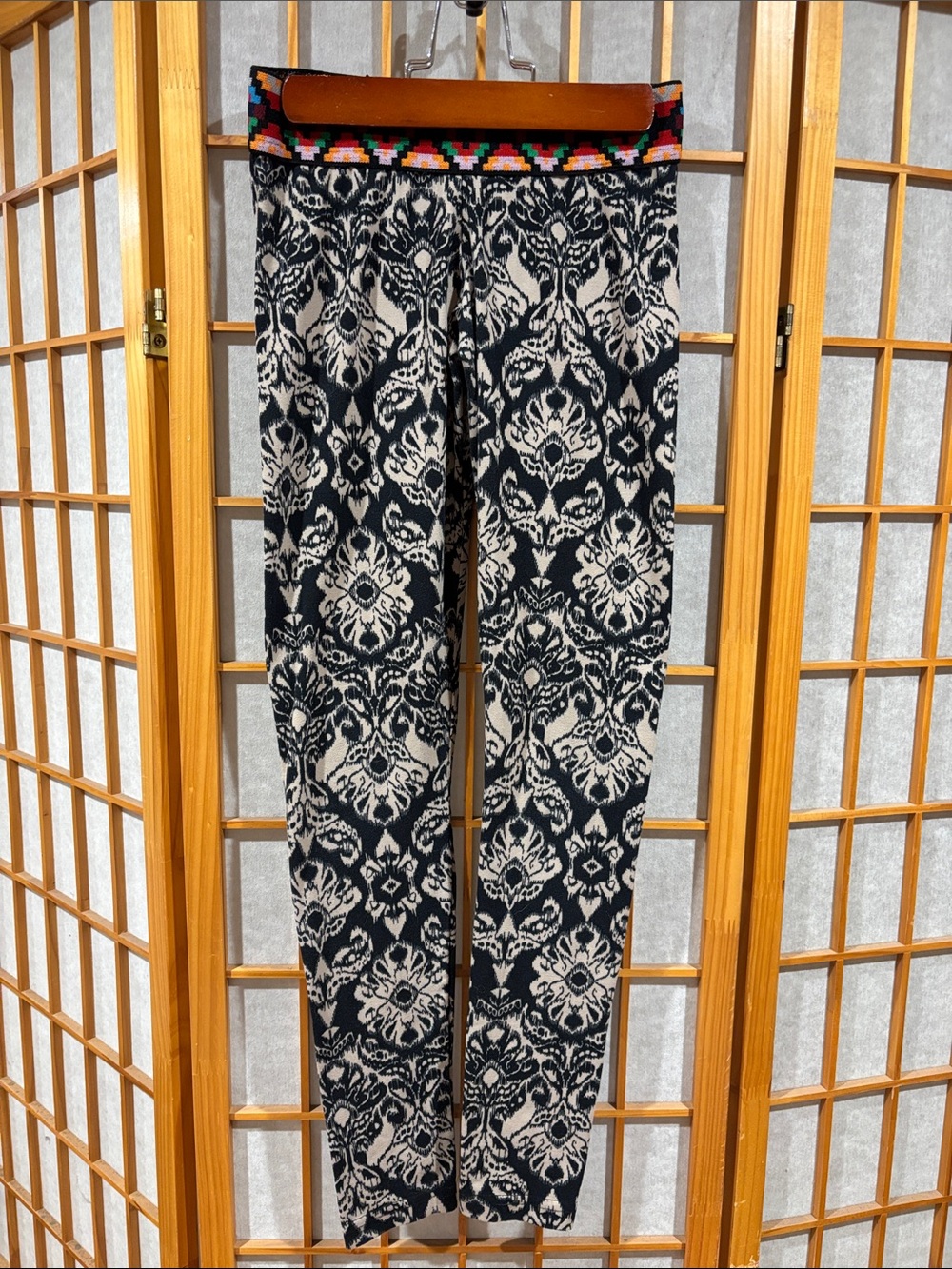 Cute Booty Lounge Black & Cream Patterned Leggings with Multicolor Waistband
